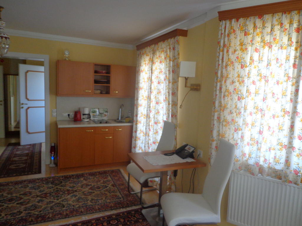 Hans Mauracher Schloessl Graz Room photo